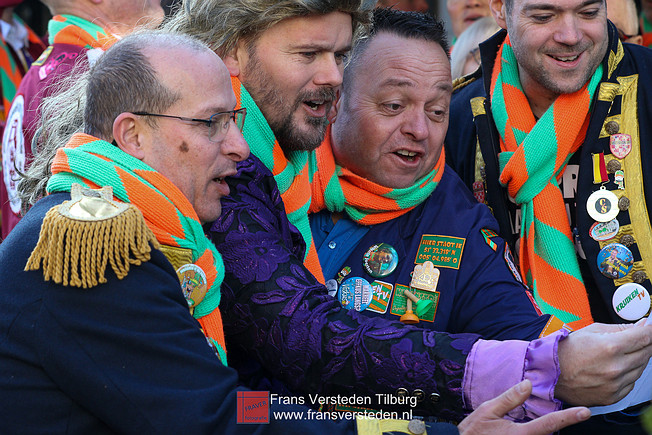 opname verbroederingslied kruiken voor kruiken kruikenstad tilburg - frans versteden opname verbroederingslied kruiken voor kruiken kruikenstad tilburg piusplein frans versteden