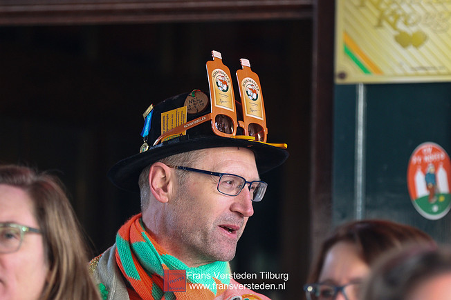 opname verbroederingslied kruiken voor kruiken kruikenstad tilburg - frans versteden opname verbroederingslied kruiken voor kruiken kruikenstad tilburg piusplein frans versteden