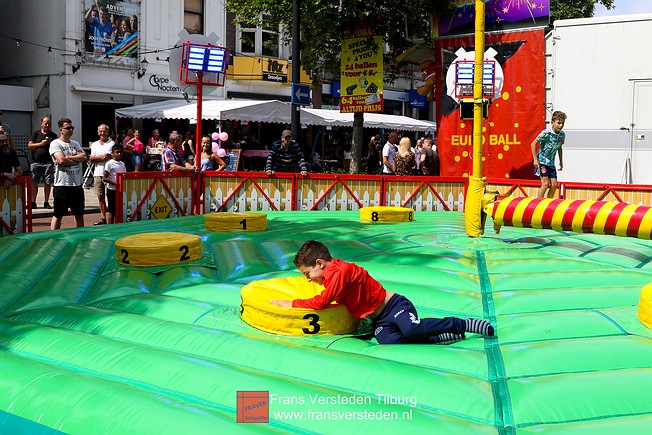 rondje tilburgse kermis maandag 2021 - frans versteden tilburgse kermis 2021 - frans versteden